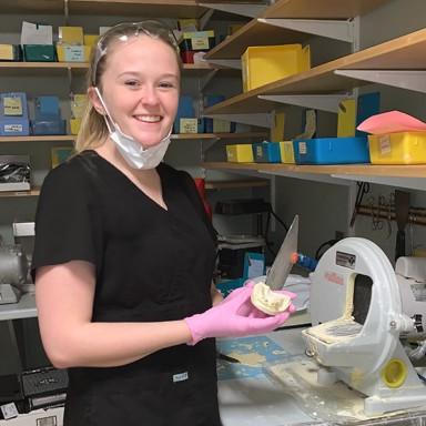 Biological 科学s major Emily Morris interns as a dental assistant