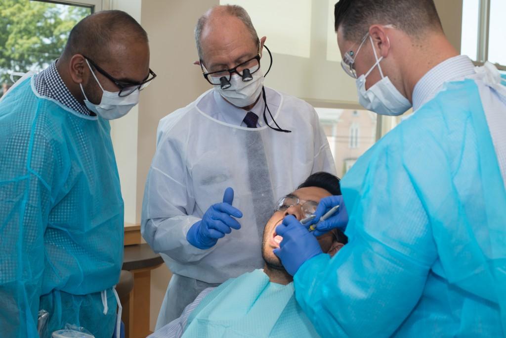“提供富有同情心的牙科护理是我们专业学生的首要任务, 教职员工”
