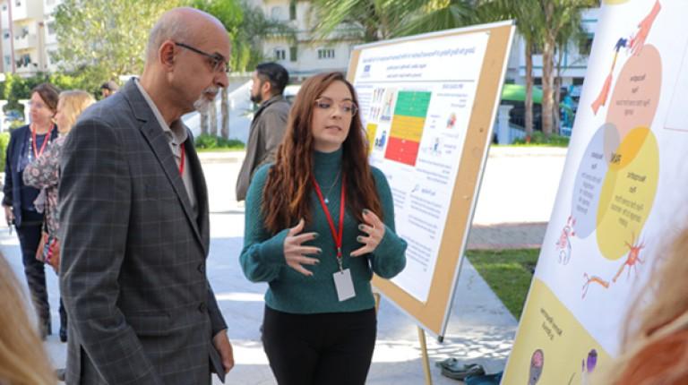 O - T和P - T研究海报会议在联合国东北摩洛哥校园的照片