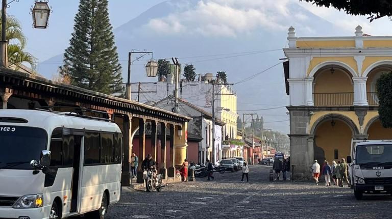 图中是危地马拉城市的街景和山景