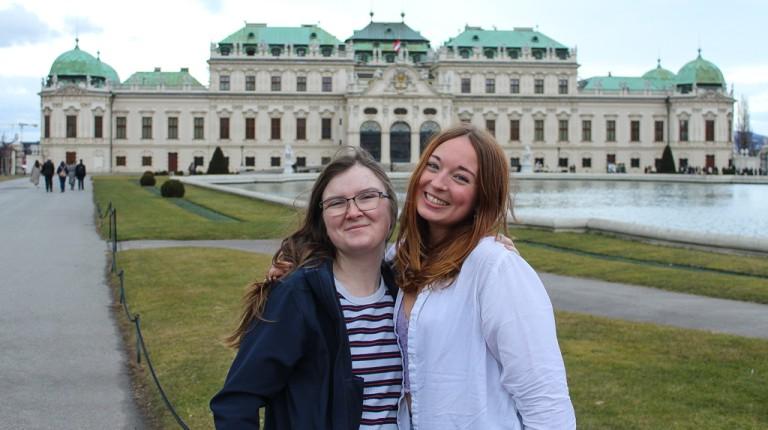 两名欧盟学生在奥地利的美景宫前拍照留念