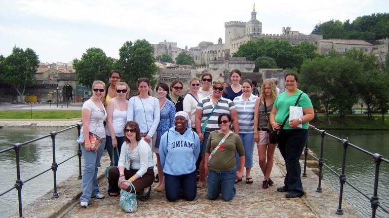 一群英国东北大学的学生在一座城堡前摆姿势