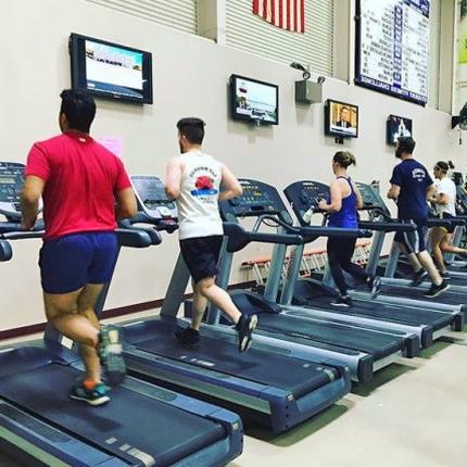 Five students using the treadmills in 芬利娱乐中心