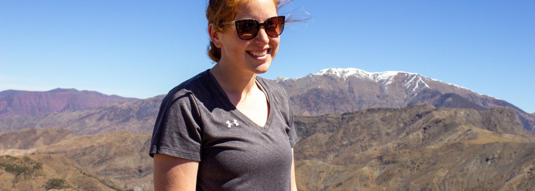 丽贝卡·克雷塞斯基站在撒哈拉沙漠的背景下