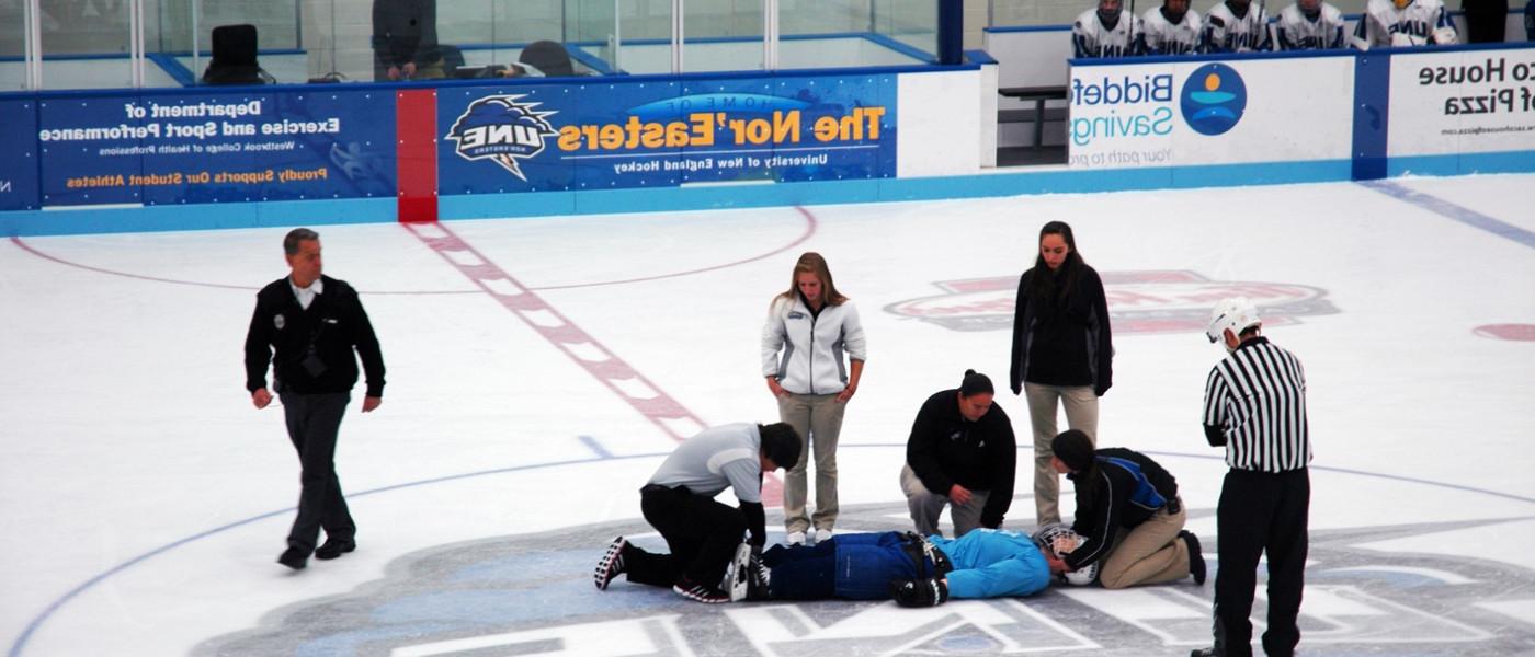 学生们在溜冰场上治疗病人模拟器