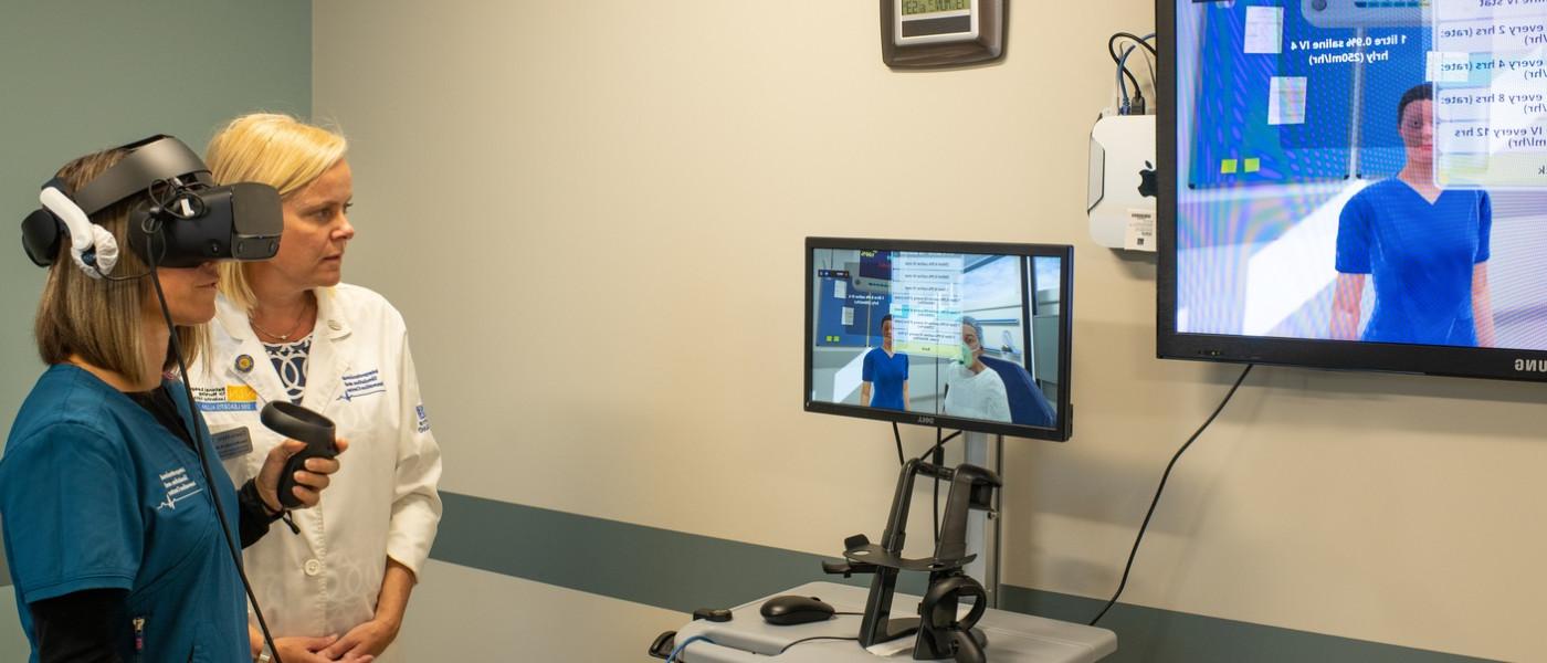 一名学生使用虚拟现实病人模拟器