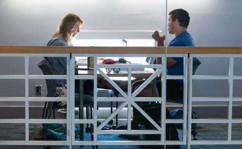 两个学生坐在波特兰校园图书馆里聊天