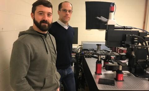 Christoph Straub和Peter Caradonna用新发明的双光子显微镜