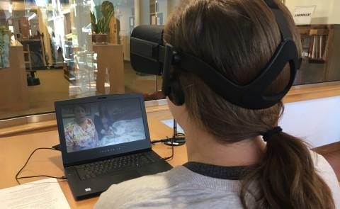 医学院学生艾米丽·西尔伯斯坦使用虚拟现实实验室“克莱”