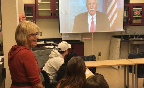 美国参议员安格斯·金通过Skype与探索教育课堂上的学生交谈