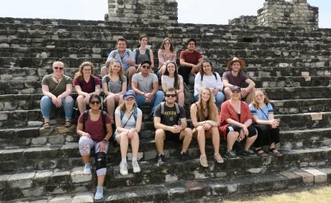 全球公民班的学生们利用春假在墨西哥帮助他人