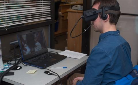 医学院二年级学生马特·罗切罗使用虚拟现实程序“我们是阿尔弗雷德”.”